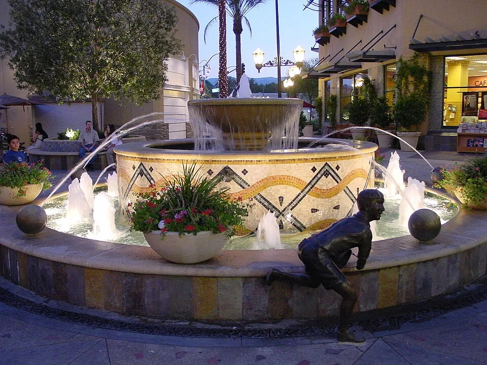 A fountain near the Valencia town-center theater area, photographed in 2000