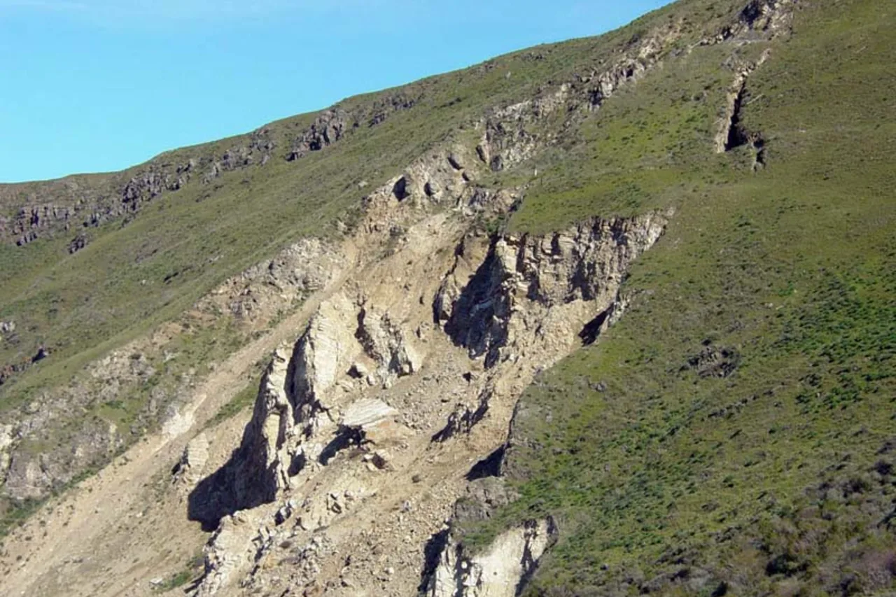 Exposed rock and green hillside on Mission Peak